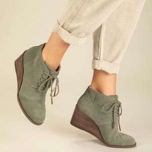 TOMS HYDE VETIVER GREY OLIVE SUEDE WEDGE HEEL ORTHOLITE FOAM INSOLES BOOTIE NIB